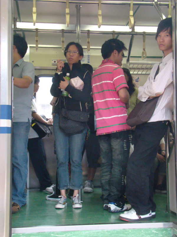 台灣鐵路旅遊攝影電車-區間車站車門的旅客攝影照片3