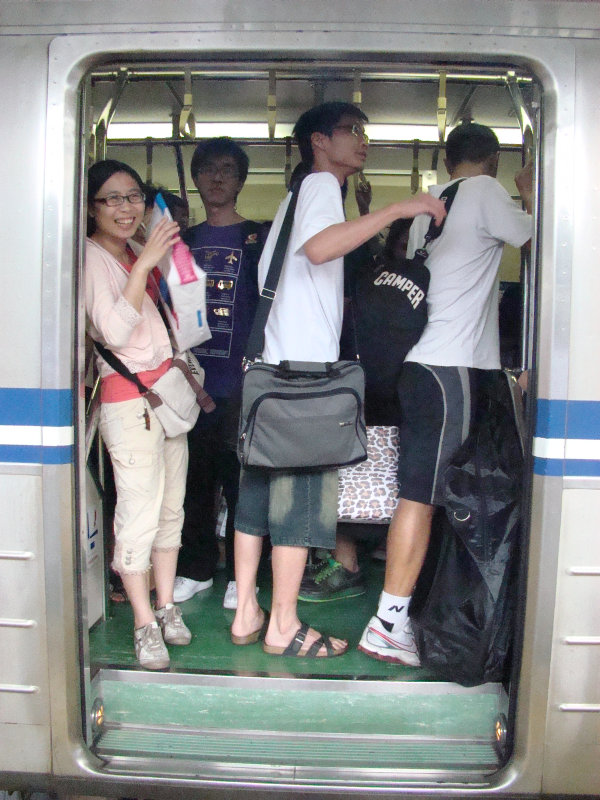 台灣鐵路旅遊攝影電車-區間車站車門的旅客攝影照片4