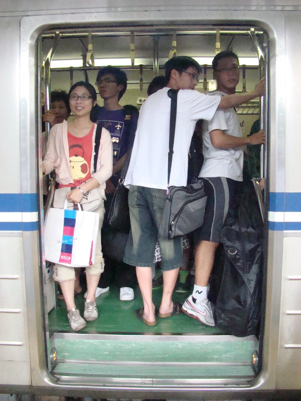 台灣鐵路旅遊攝影電車-區間車站車門的旅客攝影照片5