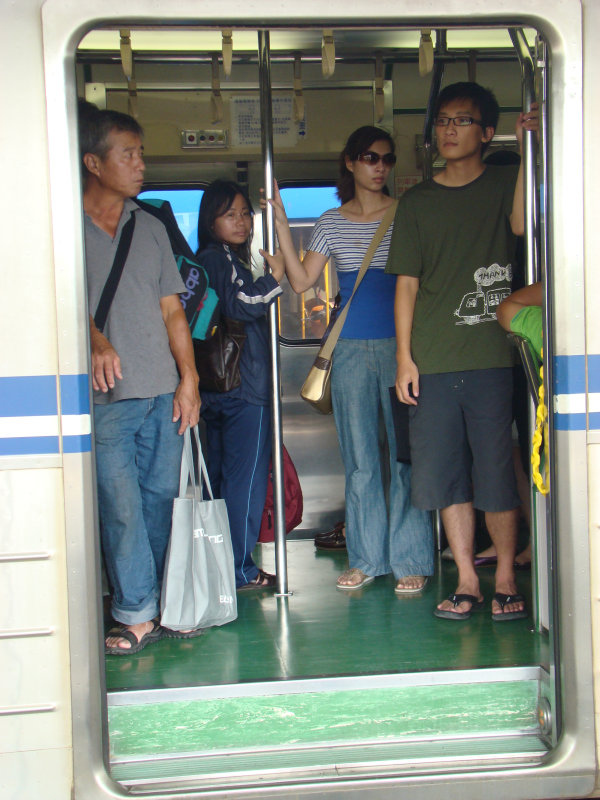 台灣鐵路旅遊攝影電車-區間車站車門的旅客攝影照片9