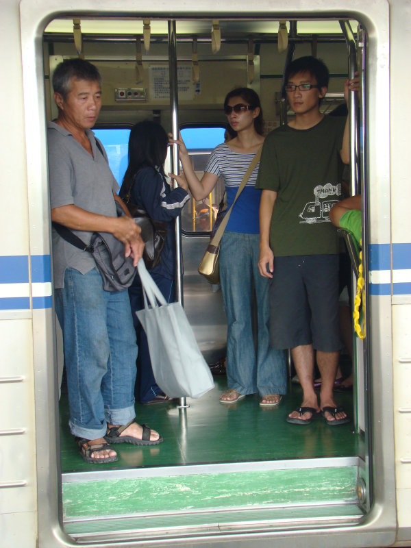 台灣鐵路旅遊攝影電車-區間車站車門的旅客攝影照片10