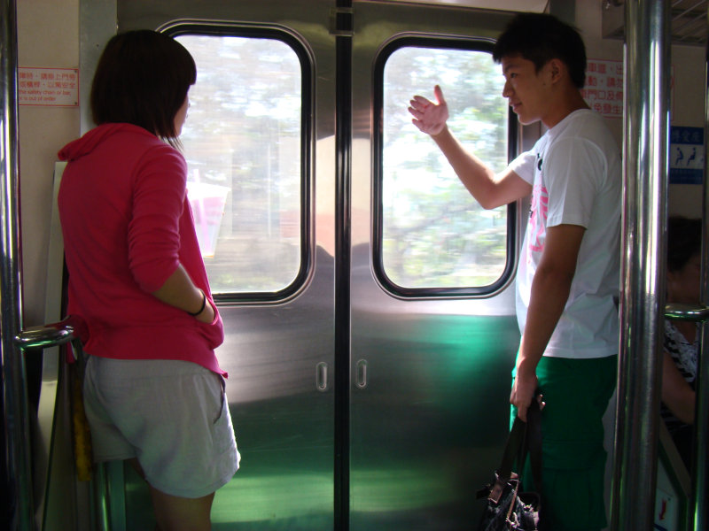 台灣鐵路旅遊攝影電車-區間車站車門的旅客攝影照片11