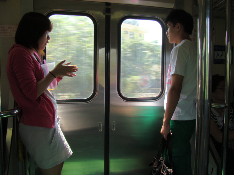 台灣鐵路旅遊攝影電車-區間車站車門的旅客攝影照片12