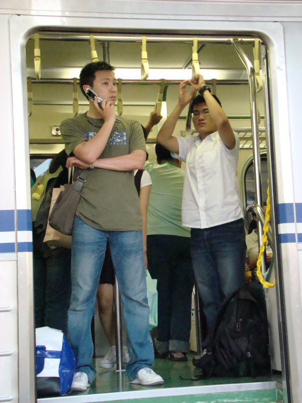 台灣鐵路旅遊攝影電車-區間車站車門的旅客攝影照片13