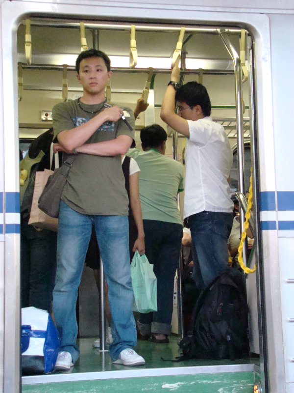 台灣鐵路旅遊攝影電車-區間車站車門的旅客攝影照片14