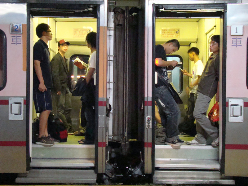 台灣鐵路旅遊攝影電車-區間車站車門的旅客攝影照片15