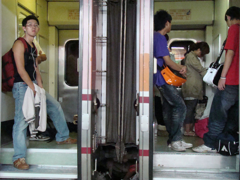 台灣鐵路旅遊攝影電車-區間車站車門的旅客攝影照片16