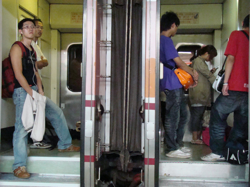 台灣鐵路旅遊攝影電車-區間車站車門的旅客攝影照片17