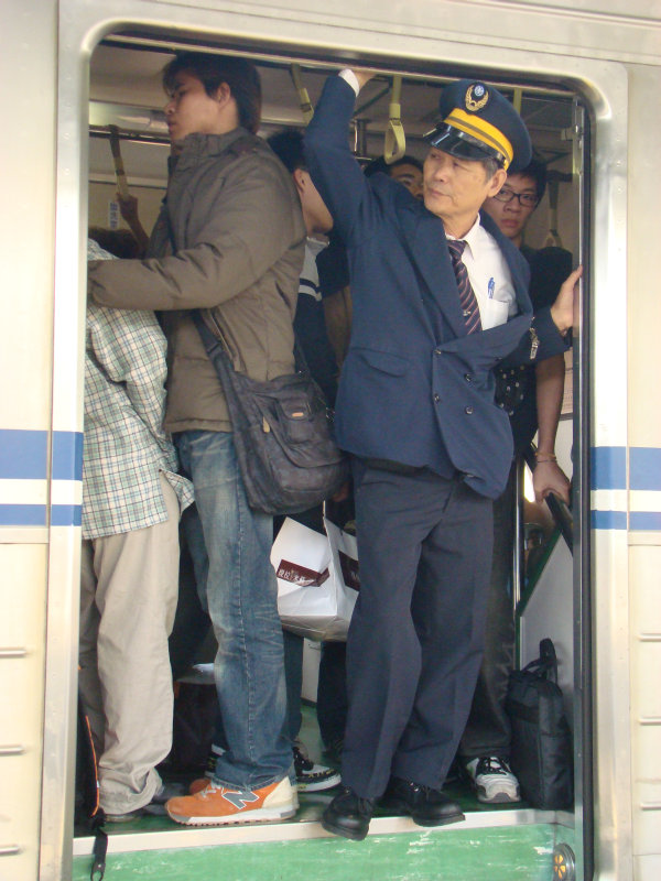 台灣鐵路旅遊攝影電車-區間車站車門的旅客攝影照片20