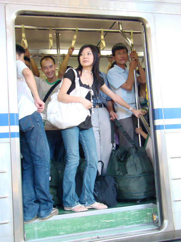 台灣鐵路旅遊攝影電車-區間車站車門的旅客攝影照片24