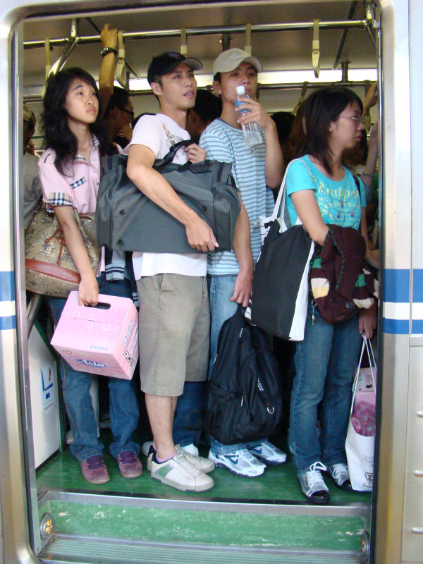 台灣鐵路旅遊攝影電車-區間車站車門的旅客攝影照片25