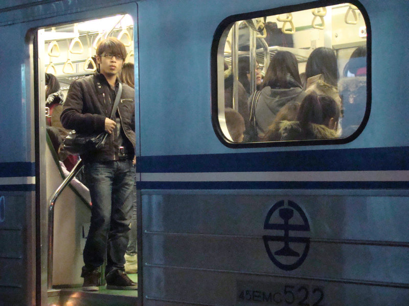 台灣鐵路旅遊攝影電車-區間車站車門的旅客攝影照片26