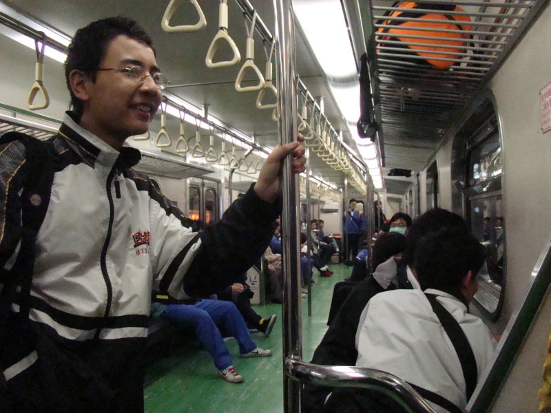 台灣鐵路旅遊攝影電車-區間車站車門的旅客攝影照片27
