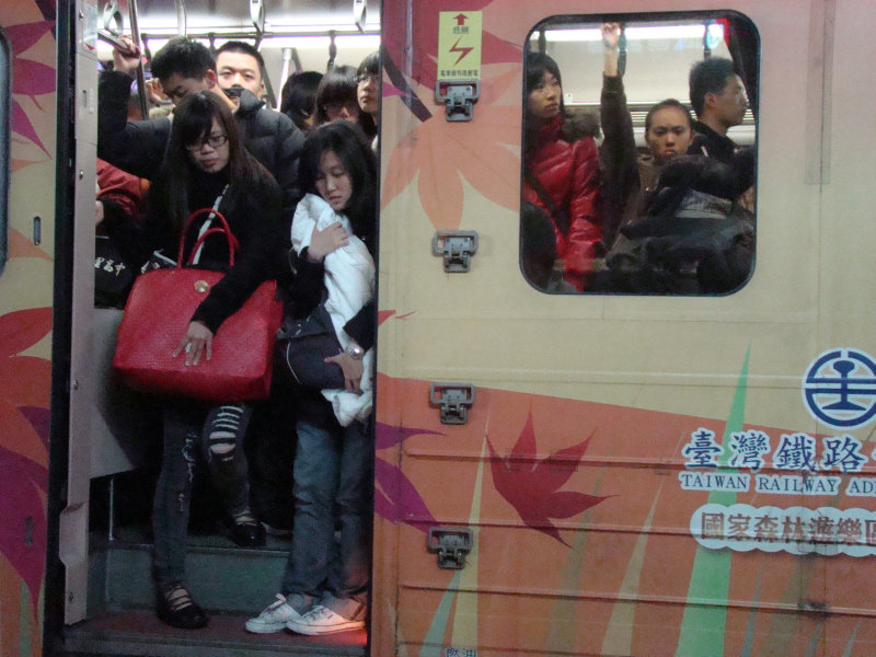 台灣鐵路旅遊攝影電車-區間車站車門的旅客攝影照片28