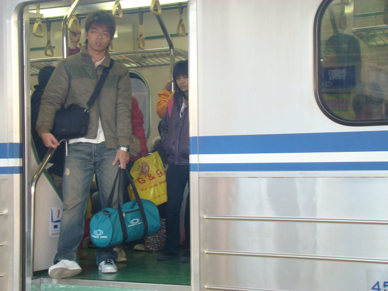台灣鐵路旅遊攝影電車-區間車站車門的旅客攝影照片29