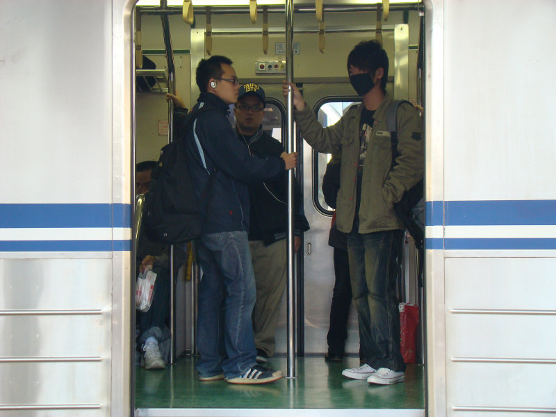 台灣鐵路旅遊攝影電車-區間車站車門的旅客攝影照片30
