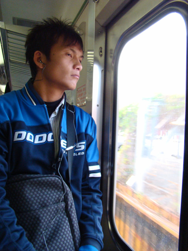 台灣鐵路旅遊攝影電車-區間車站車門的旅客攝影照片31