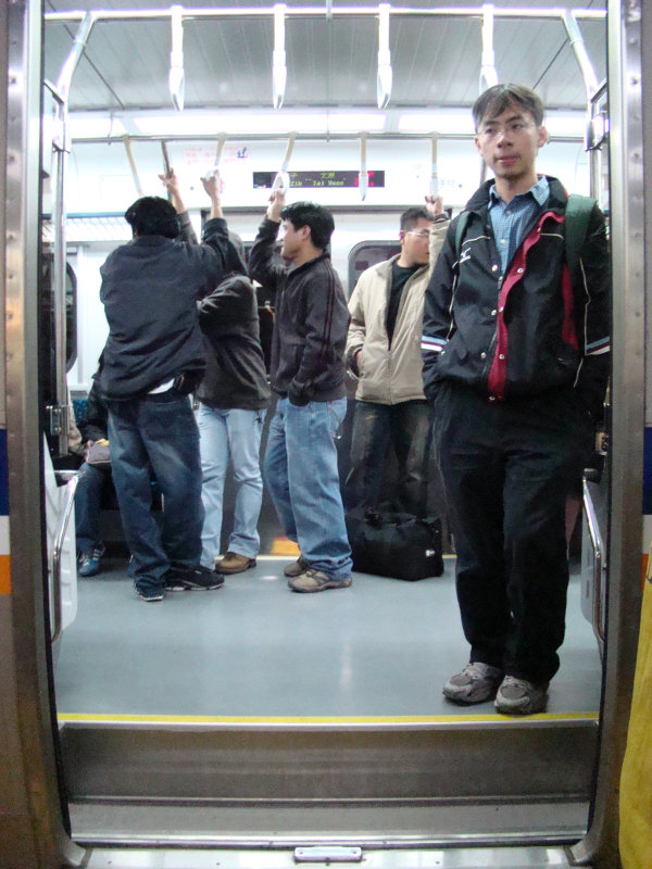 台灣鐵路旅遊攝影電車-區間車站車門的旅客攝影照片36