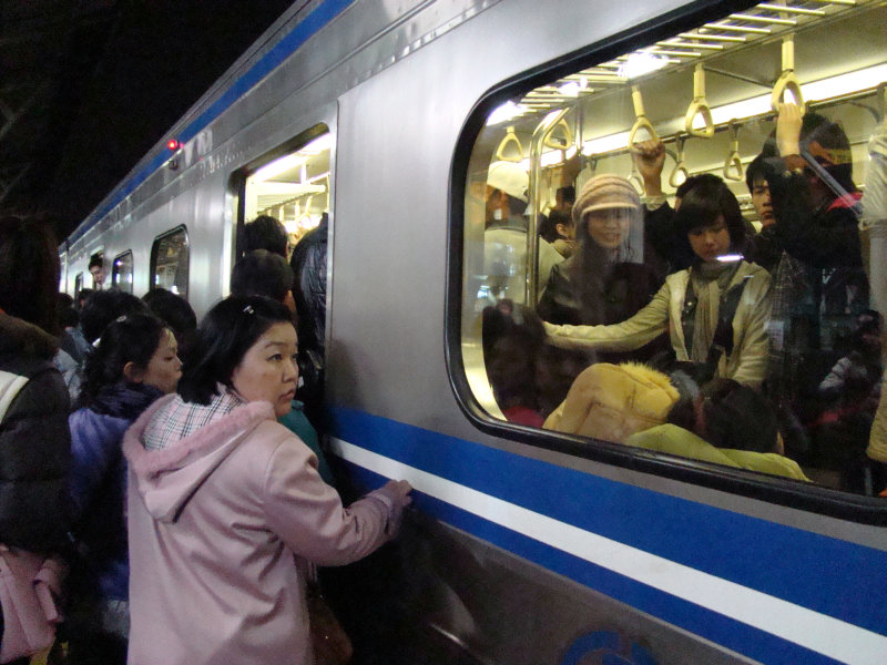 台灣鐵路旅遊攝影電車-區間車站車門的旅客攝影照片37