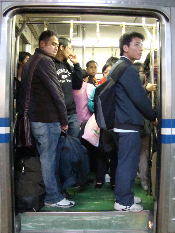 台灣鐵路旅遊攝影電車-區間車站車門的旅客攝影照片38