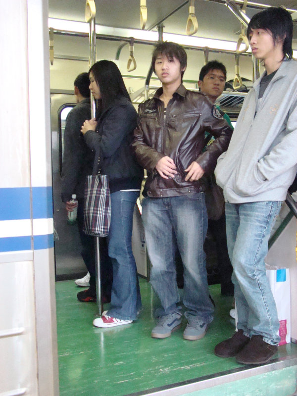台灣鐵路旅遊攝影電車-區間車站車門的旅客攝影照片39