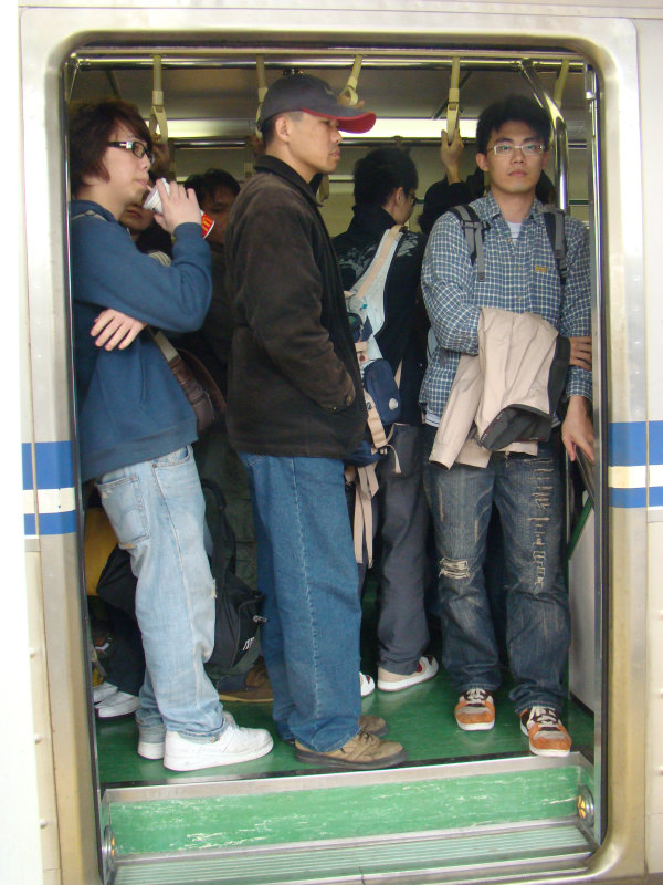 台灣鐵路旅遊攝影電車-區間車站車門的旅客攝影照片40
