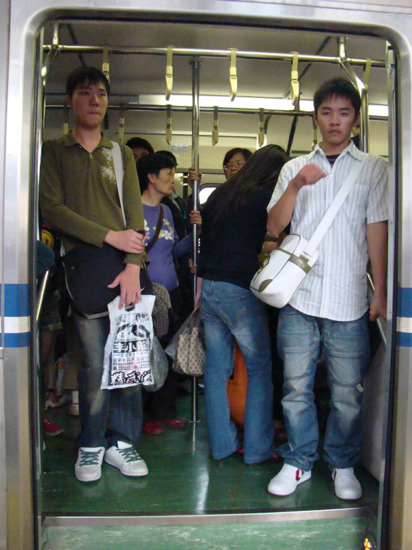 台灣鐵路旅遊攝影電車-區間車站車門的旅客攝影照片41