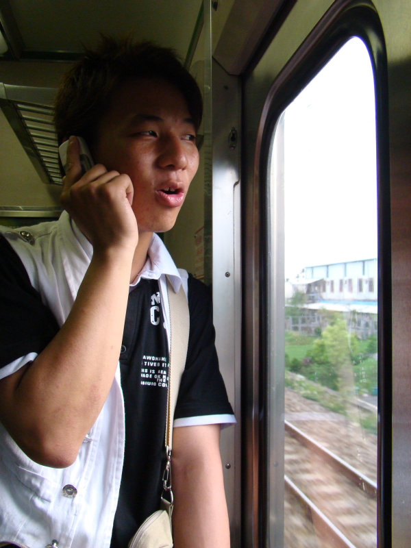 台灣鐵路旅遊攝影電車-區間車站車門的旅客攝影照片45