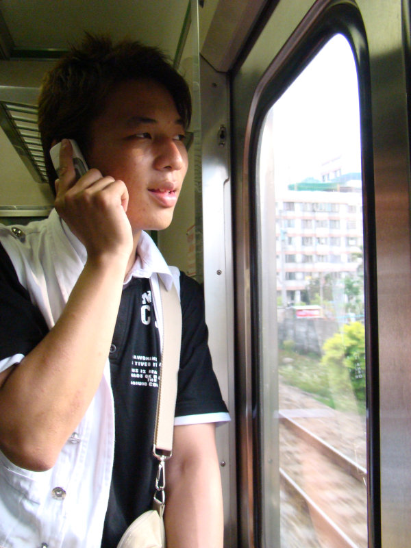 台灣鐵路旅遊攝影電車-區間車站車門的旅客攝影照片46