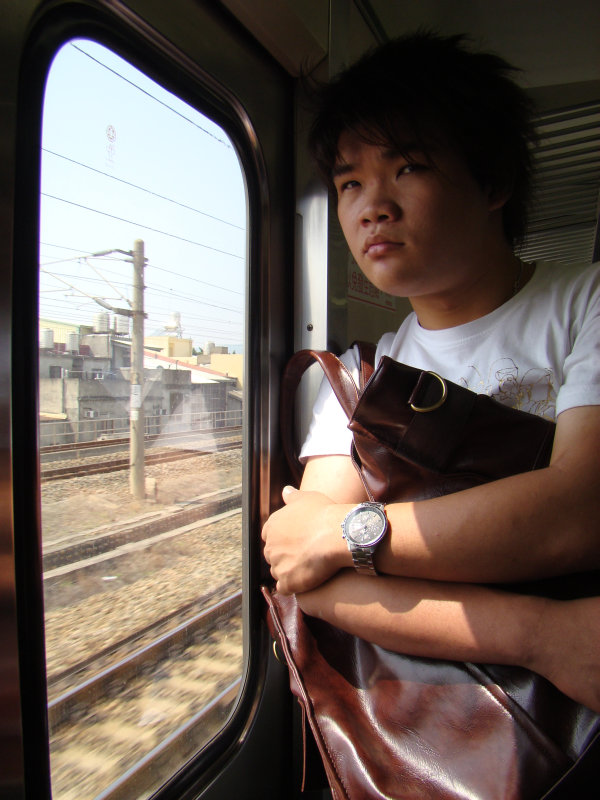台灣鐵路旅遊攝影電車-區間車站車門的旅客攝影照片50
