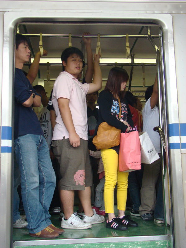 台灣鐵路旅遊攝影電車-區間車站車門的旅客攝影照片51