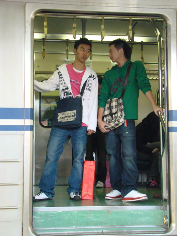 台灣鐵路旅遊攝影電車-區間車站車門的旅客攝影照片52