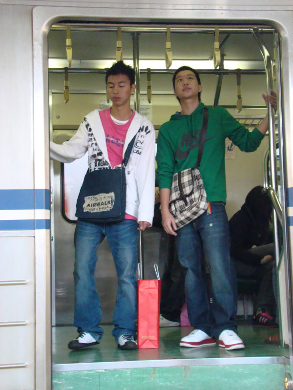 台灣鐵路旅遊攝影電車-區間車站車門的旅客攝影照片53