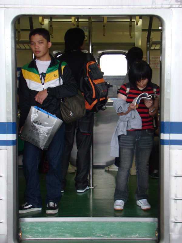 台灣鐵路旅遊攝影電車-區間車站車門的旅客攝影照片54