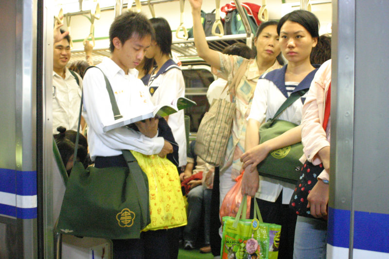 台灣鐵路旅遊攝影電車-區間車站車門的旅客攝影照片57