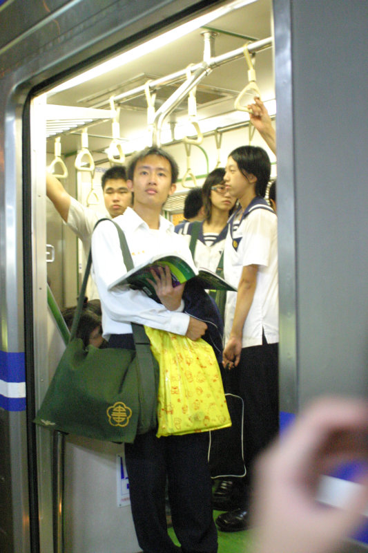 台灣鐵路旅遊攝影電車-區間車站車門的旅客攝影照片58