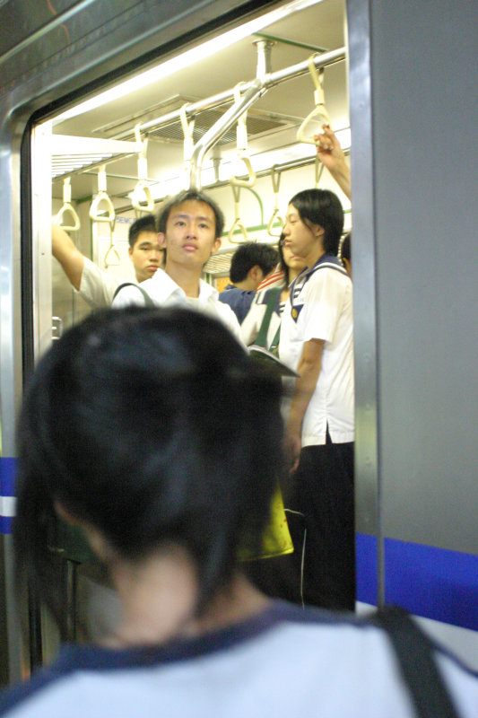 台灣鐵路旅遊攝影電車-區間車站車門的旅客攝影照片59