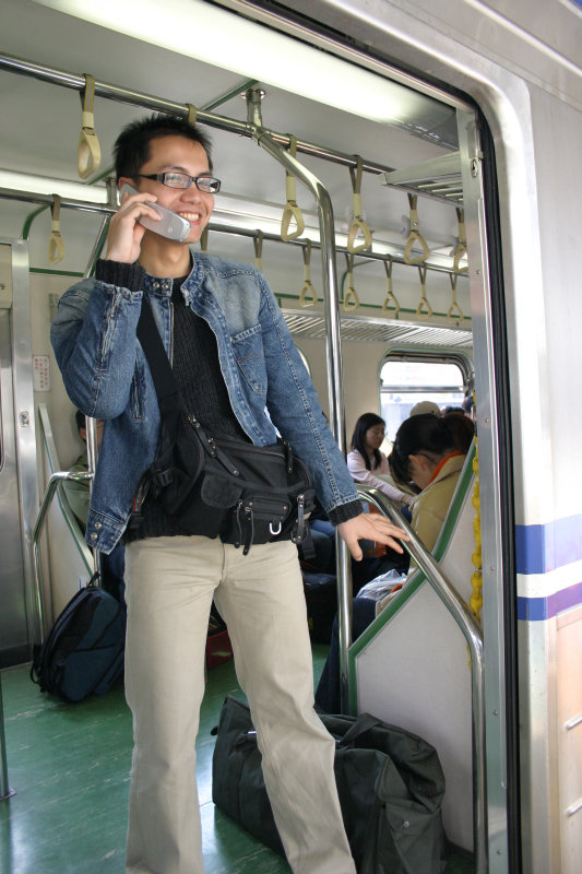 台灣鐵路旅遊攝影電車-區間車站車門的旅客攝影照片60