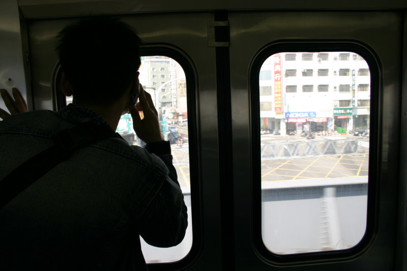 台灣鐵路旅遊攝影電車-區間車站車門的旅客攝影照片61