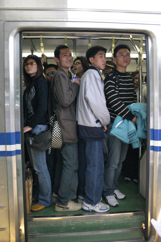 台灣鐵路旅遊攝影電車-區間車站車門的旅客攝影照片62