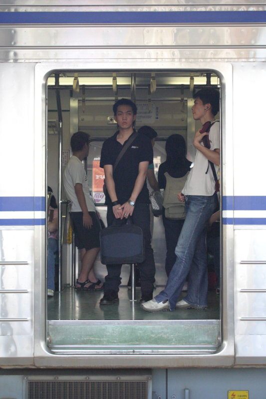 台灣鐵路旅遊攝影電車-區間車站車門的旅客攝影照片63