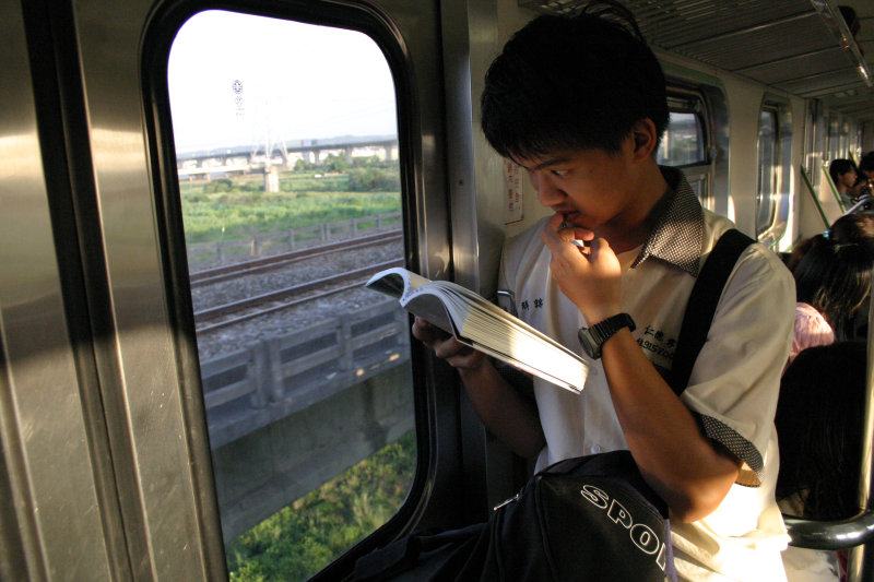 台灣鐵路旅遊攝影電車-區間車站車門的旅客攝影照片64