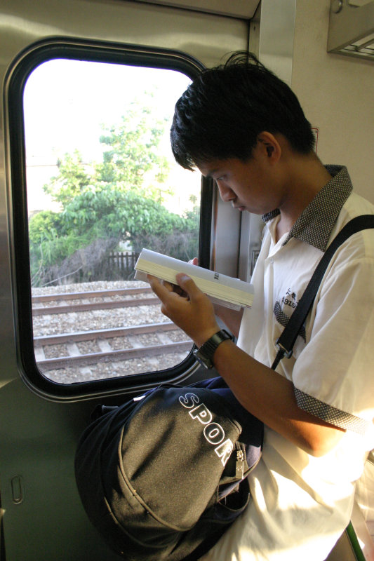 台灣鐵路旅遊攝影電車-區間車站車門的旅客攝影照片66