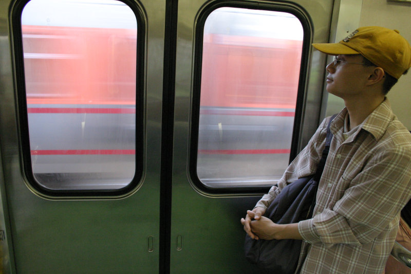 台灣鐵路旅遊攝影電車-區間車站車門的旅客攝影照片67