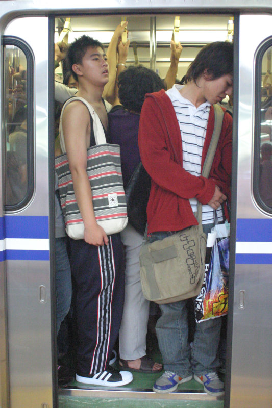 台灣鐵路旅遊攝影電車-區間車站車門的旅客攝影照片70