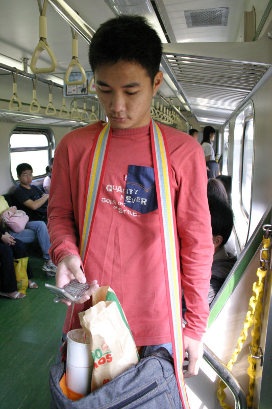 台灣鐵路旅遊攝影電車-區間車站車門的旅客攝影照片72
