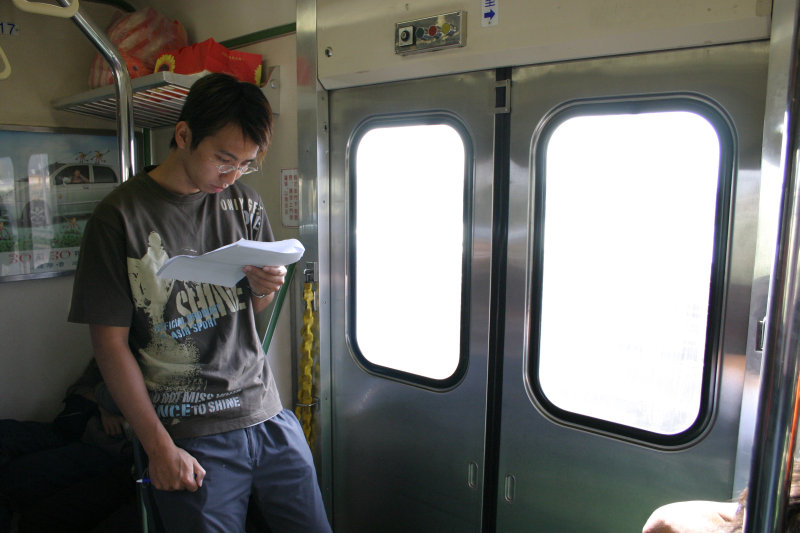 台灣鐵路旅遊攝影電車-區間車站車門的旅客攝影照片73