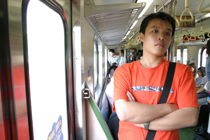 台灣鐵路旅遊攝影電車-區間車站車門的旅客攝影照片74