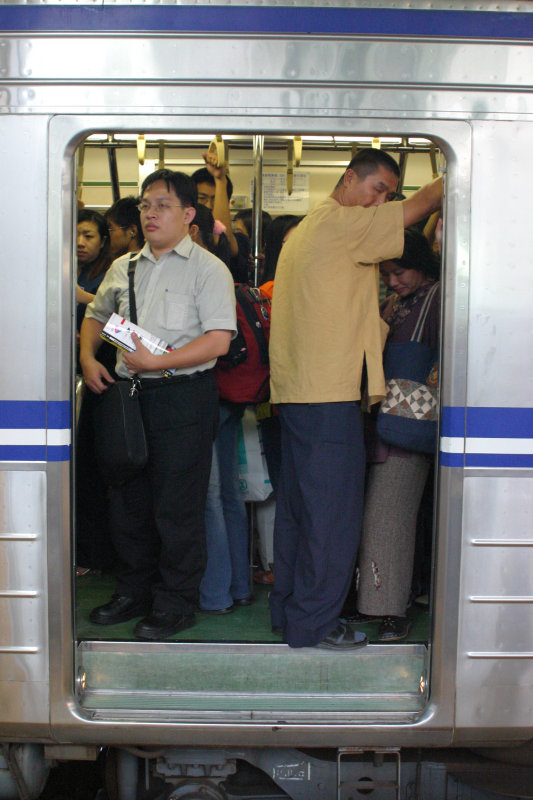 台灣鐵路旅遊攝影電車-區間車站車門的旅客攝影照片75