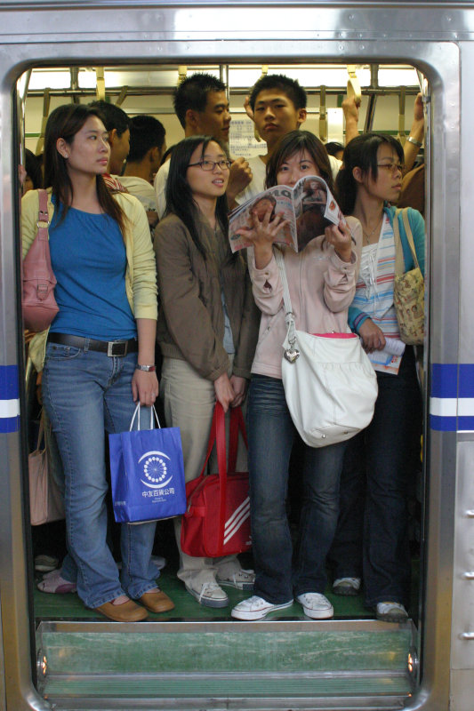 台灣鐵路旅遊攝影電車-區間車站車門的旅客攝影照片77